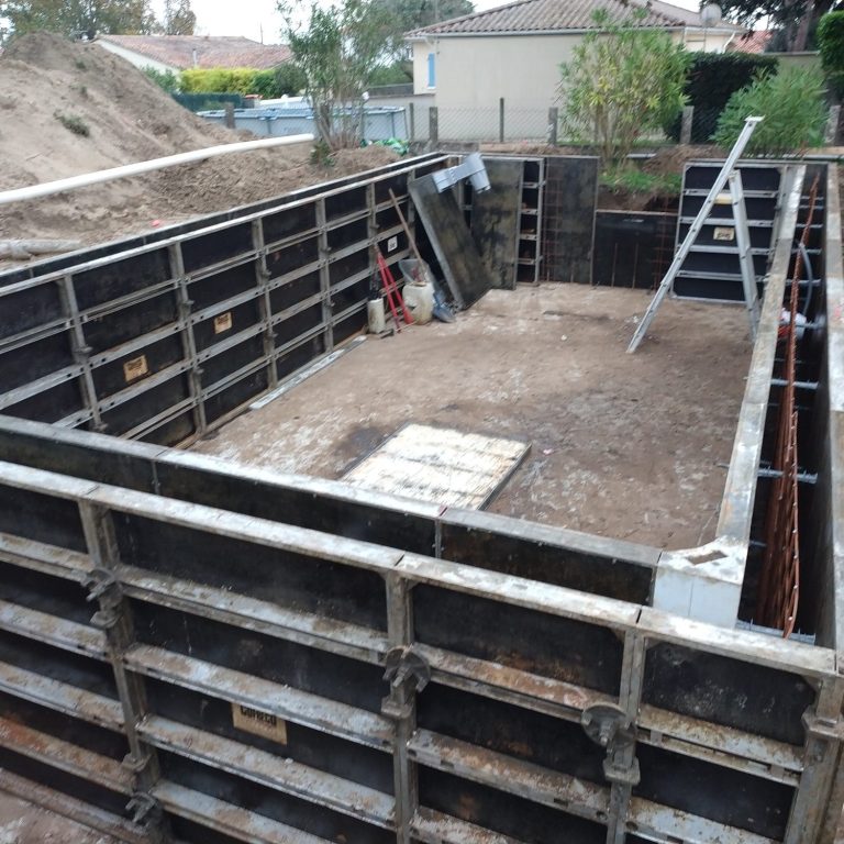 Structure panneaux à bancher Piscines du poitou est spécialisé dans la construction de piscines 100%béton armé
